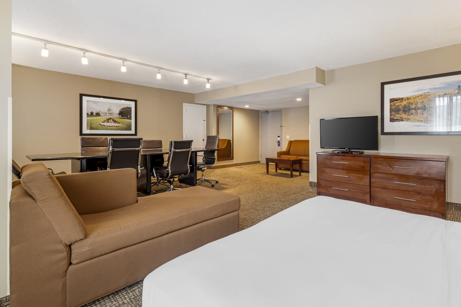 King suite sitting area